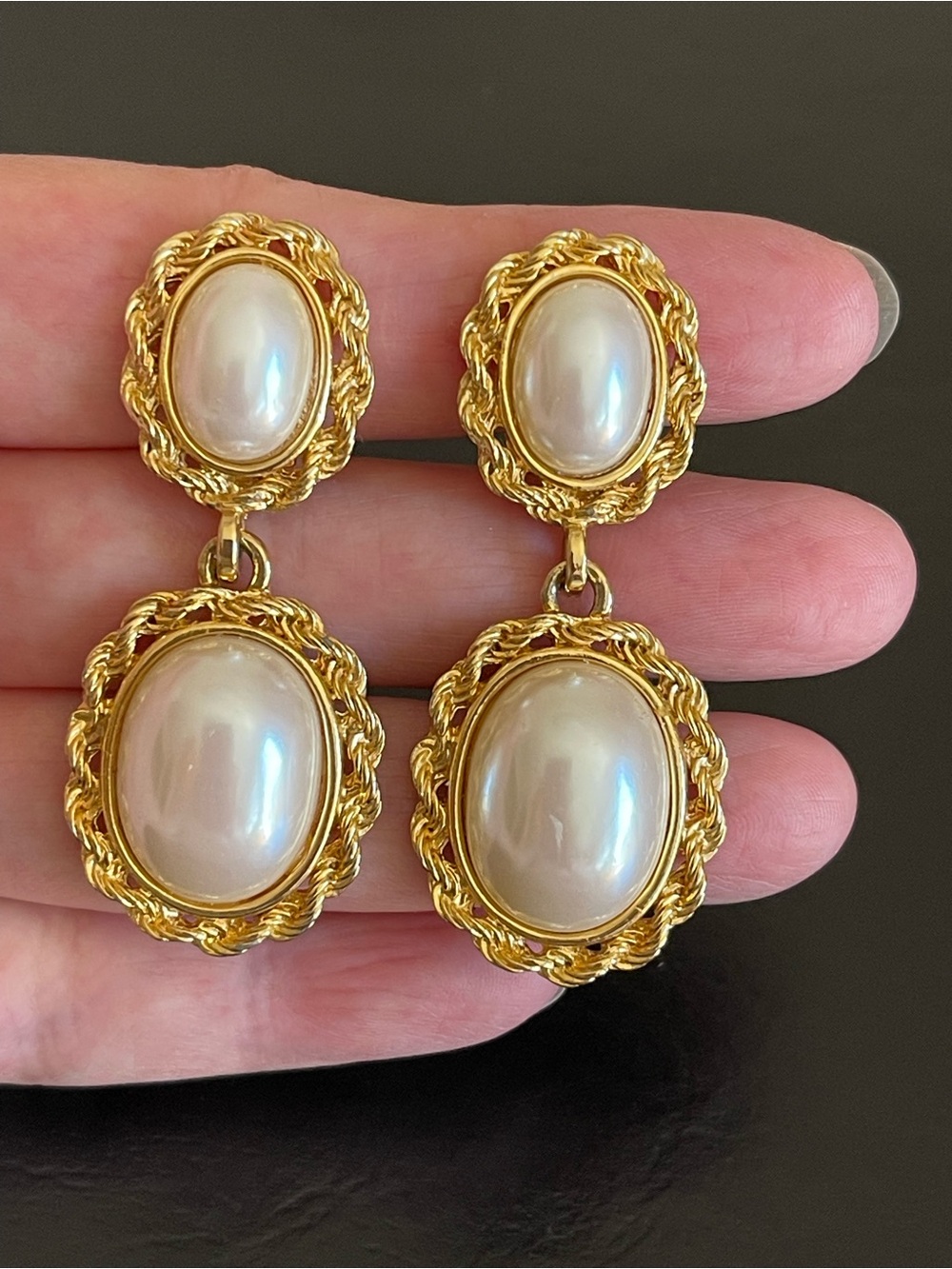 Vintage Marvella Gold-Tone Pearl Drop clip on earrings.